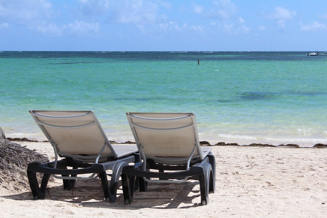 Duas espreguiçadeiras em uma praia de Punta Cana durante o dia