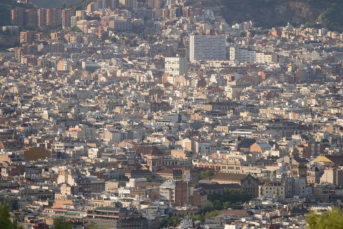 Vista urbana del Eixample, en Barcelona, para planificar el alojamiento en la Nochevieja