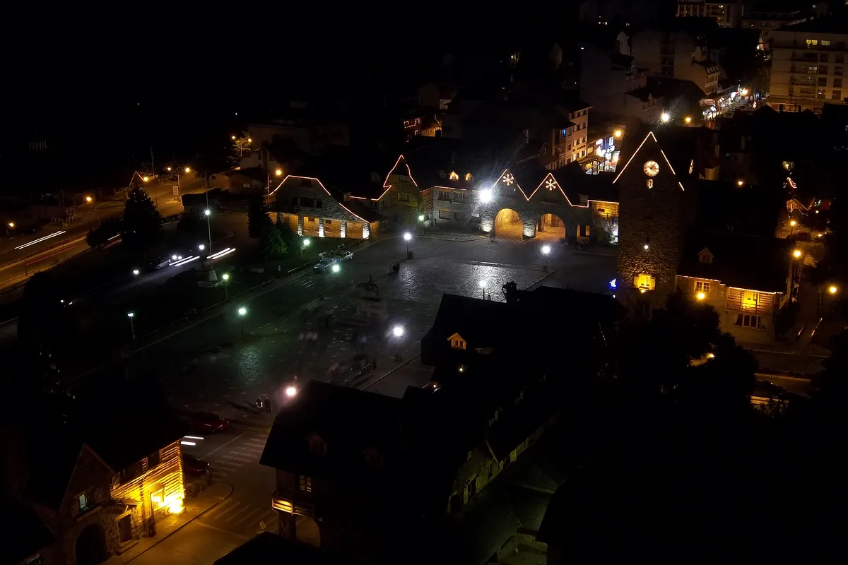 Centro Cívico de Bariloche iluminado à noite