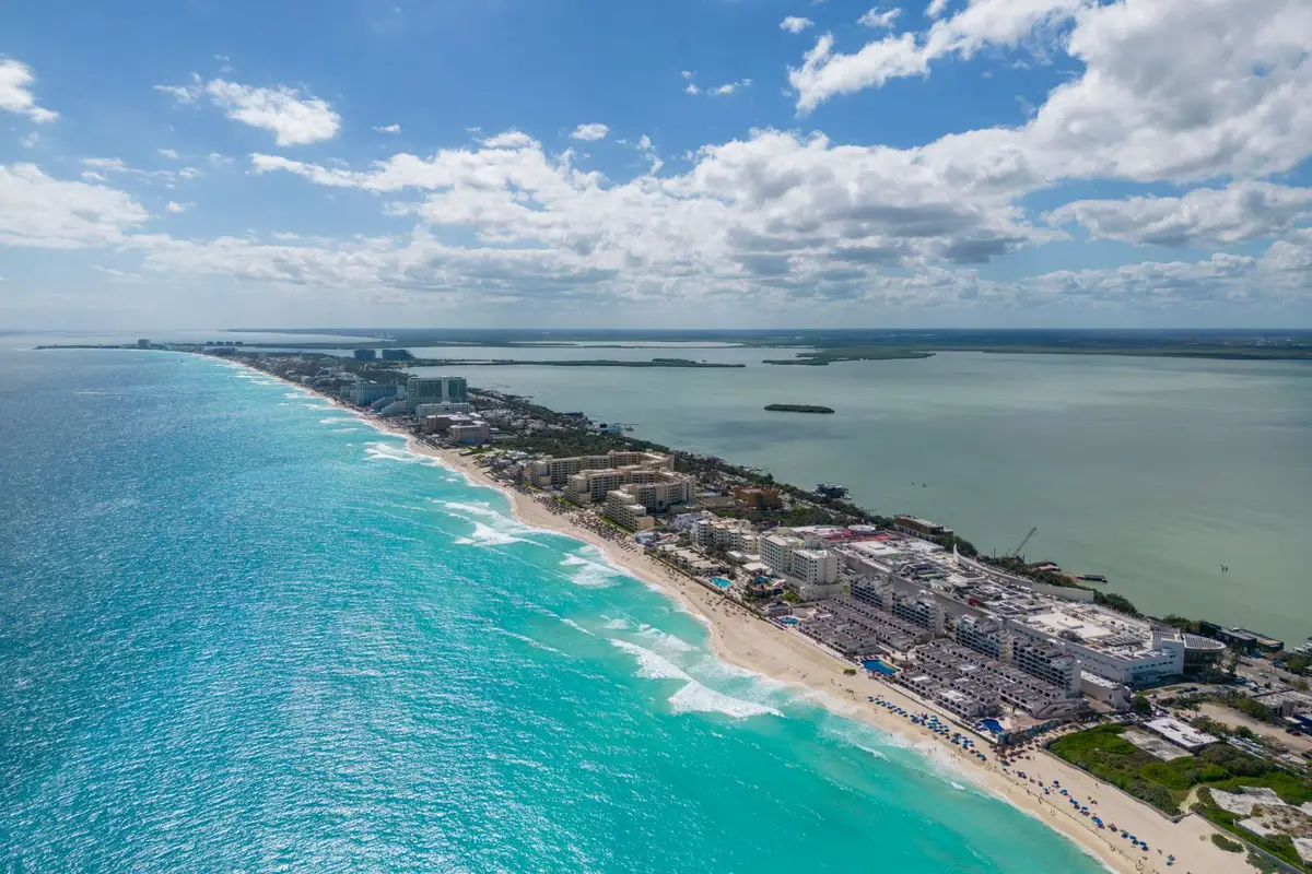 Playa y hoteles de la Zona Hotelera de Cancún, base para el viaje del cambio de año