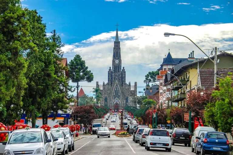 Catedral de Pedra ao fim da avenida decorada para o Natal, no centro de Canela