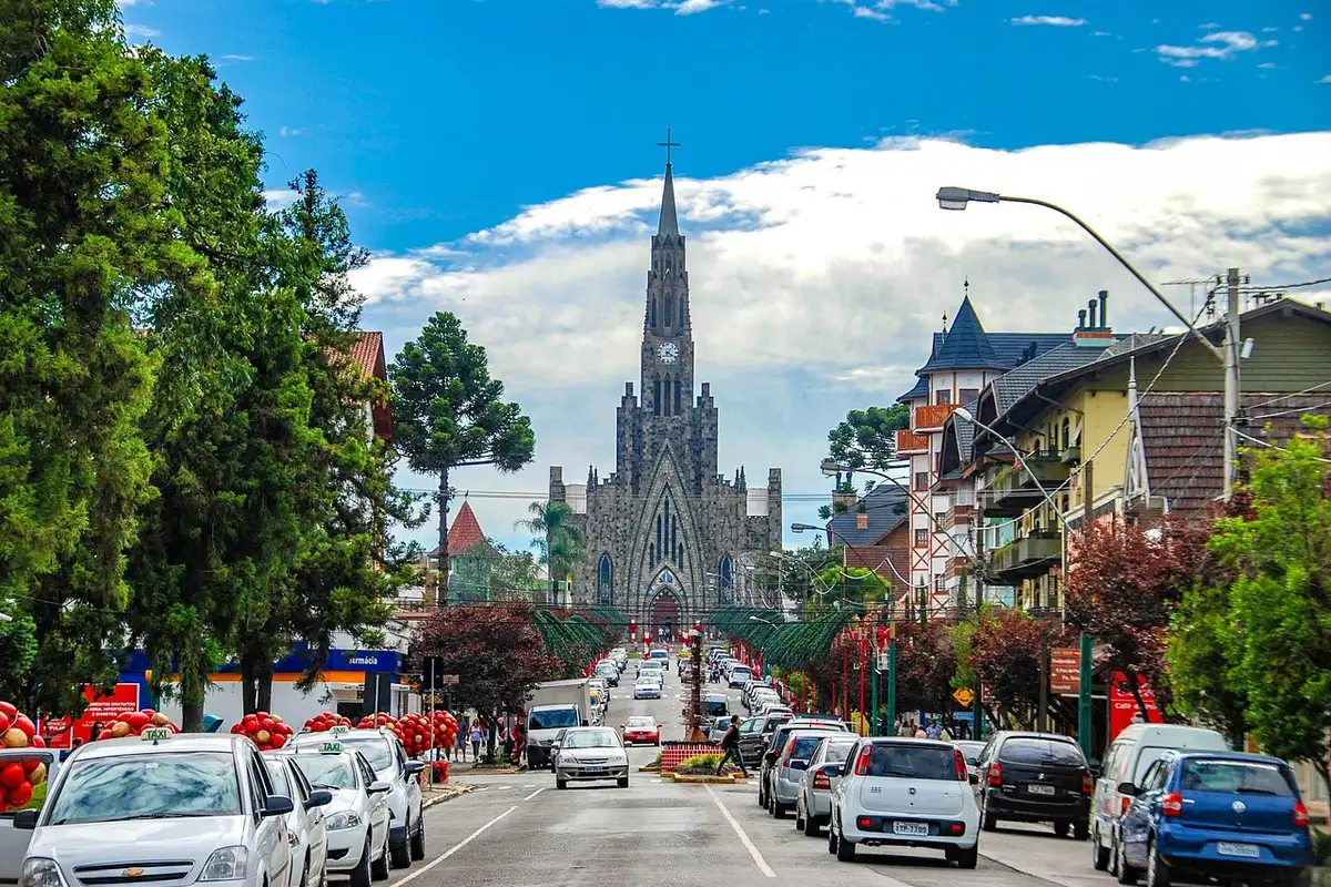 Catedral de Pedra ao fim da avenida decorada para o Natal, no centro de Canela