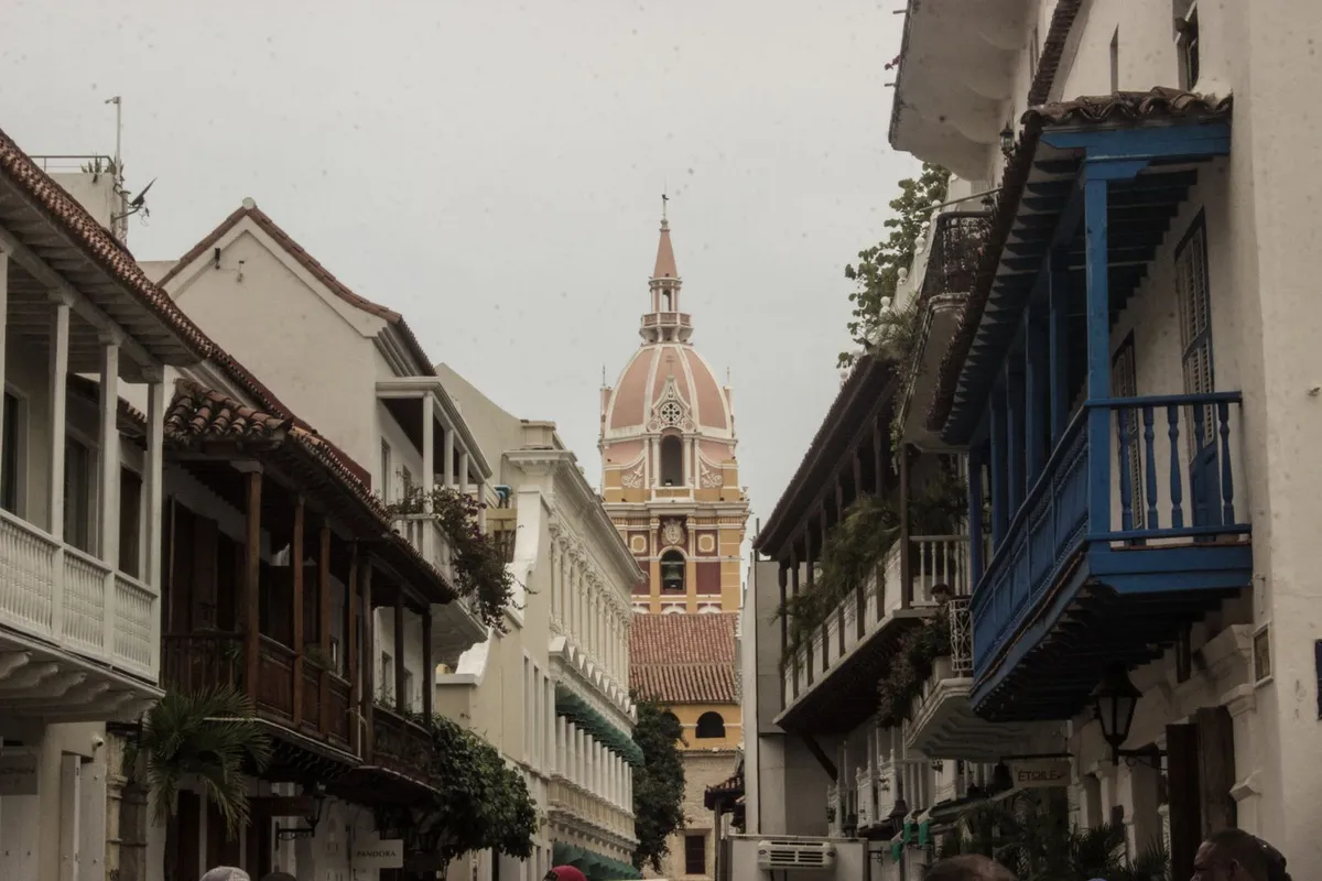 Catedral entre as ruas do Centro Histórico de Cartagena, Colômbia