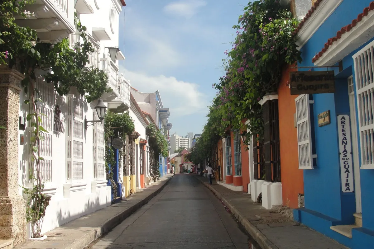 Rua estreita em Cartagena das Índias, Colômbia