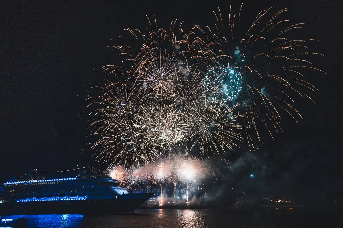 Queima de fogos de artifício vista do deck de um navio de cruzeiro durante o réveillon