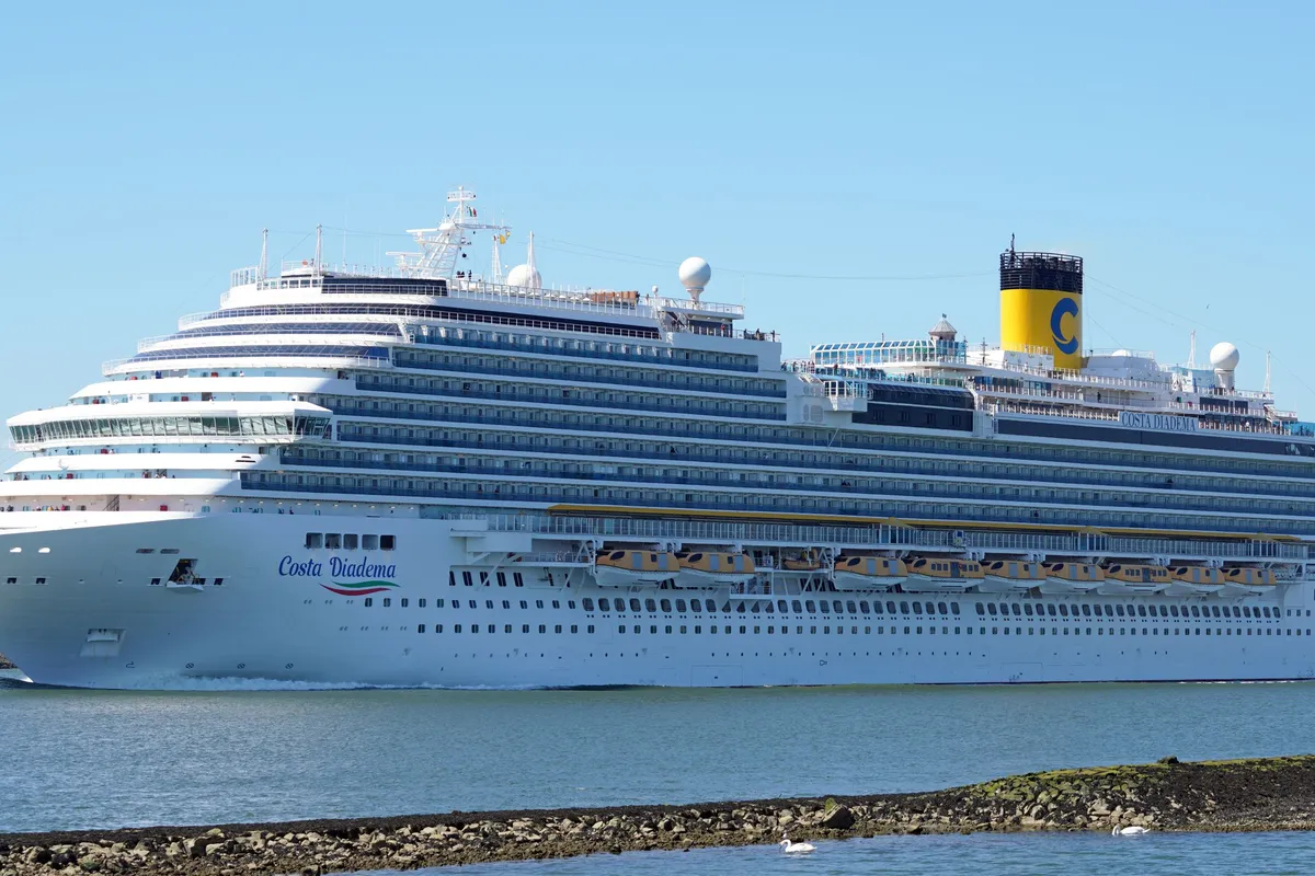 Navio Costa Diadema fotografado em 2025 fora do Brasil