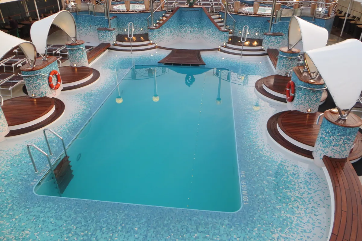 Área de piscina do MSC Musica em fotografia feita em Istambul