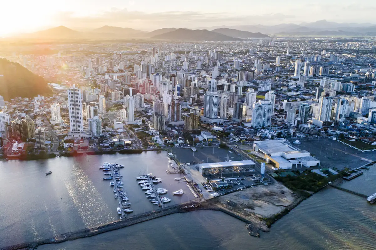 Vista aérea da Marina e do Centreventos de Itajaí, na área usada para receptivo dos cruzeiros