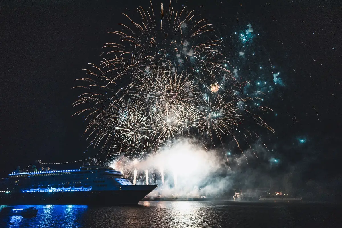 Fogos de artifício iluminam um navio de cruzeiro no réveillon em alto mar