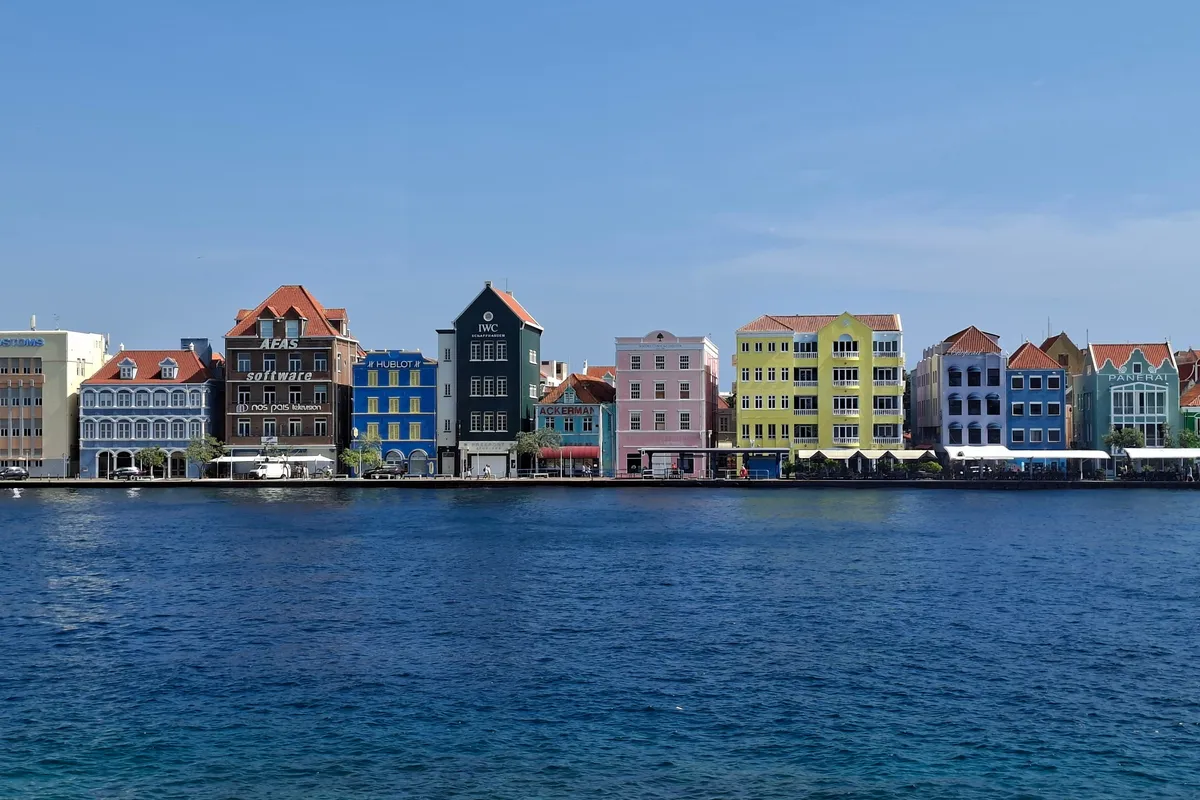 Handelskade, em Willemstad: fachadas junto à água