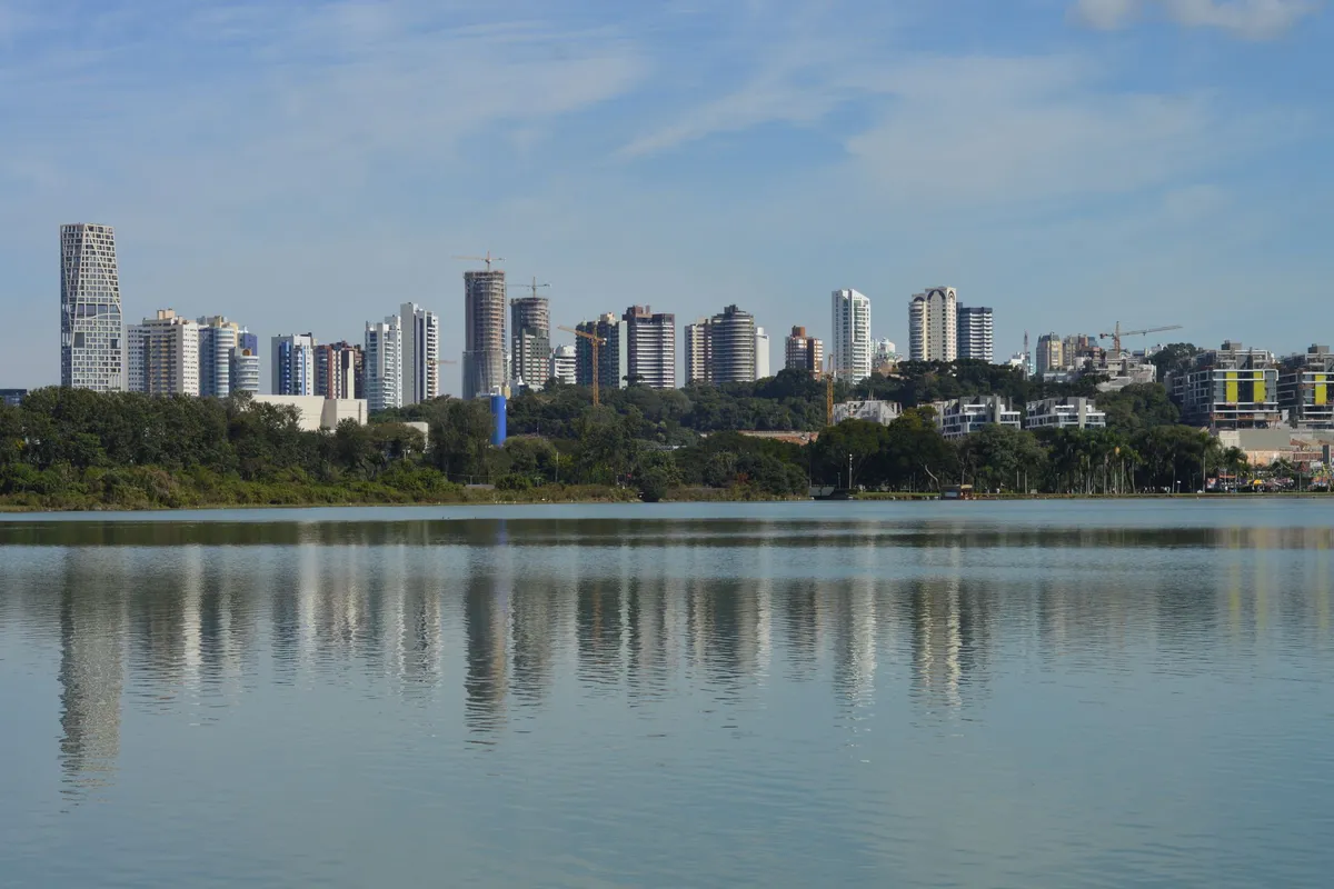 Parque Barigui e edifícios de Curitiba refletidos no lago