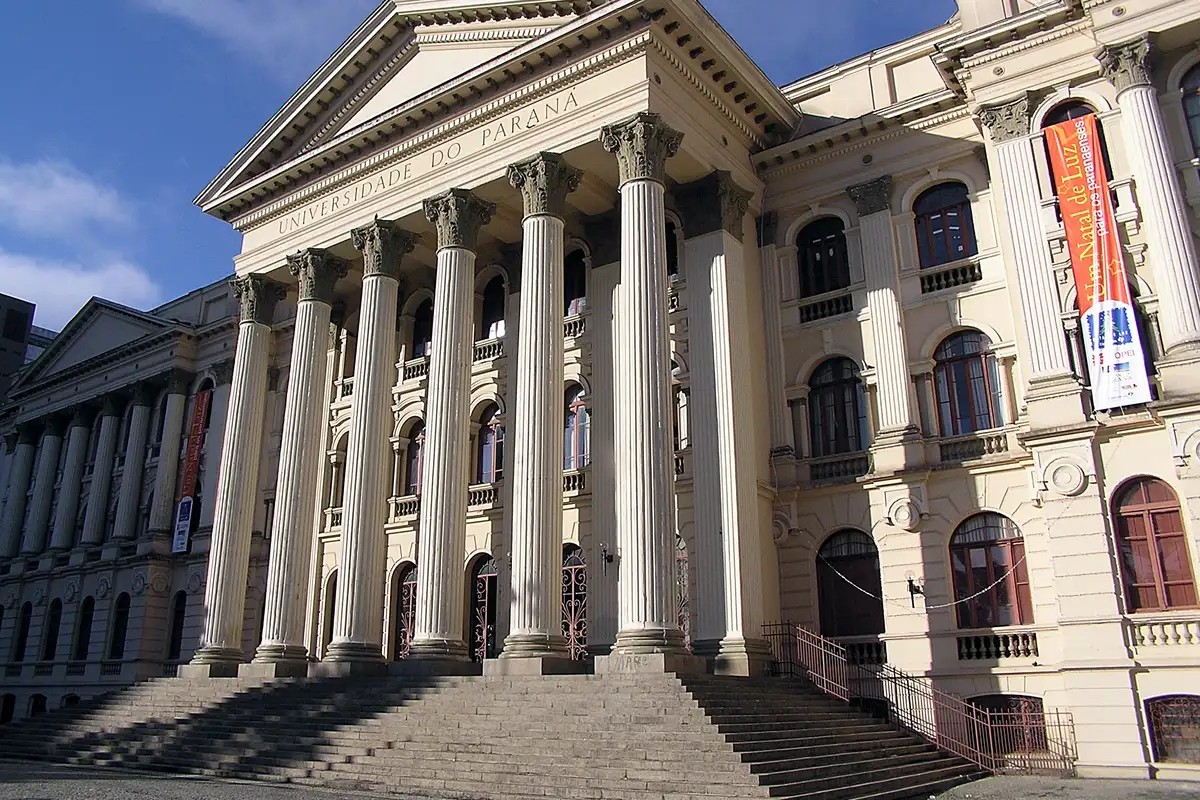 Edifício histórico da Universidade Federal do Paraná em Curitiba