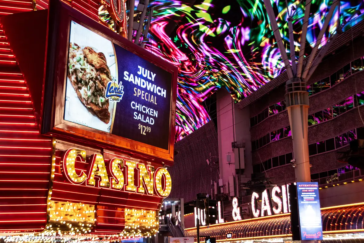Cubierta iluminada de la Fremont Street Experience en Las Vegas, lugar del fin de año