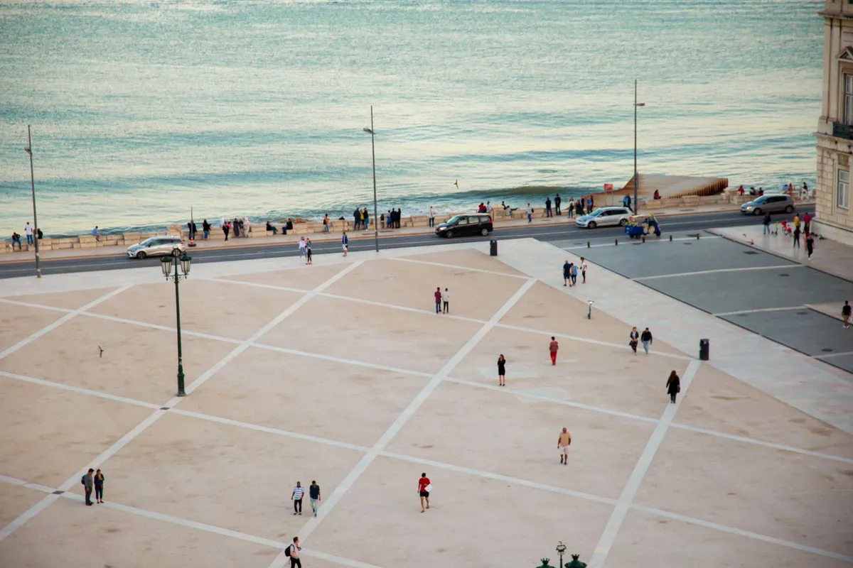 Praça do Comércio diante do Tejo em Lisboa