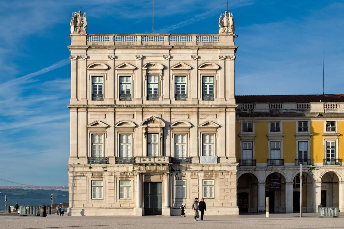 Fachada da Praça do Comércio em Lisboa junto ao Tejo
