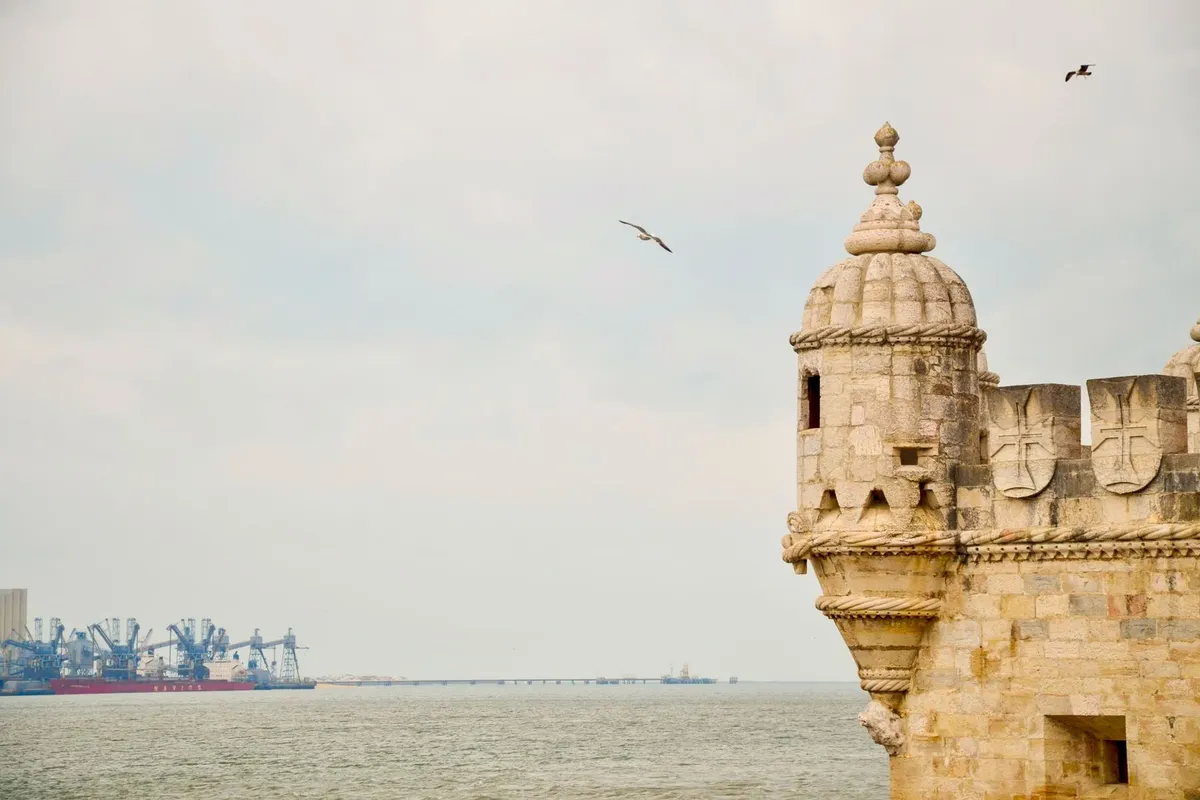 Torre de Belém na margem do Tejo em Lisboa