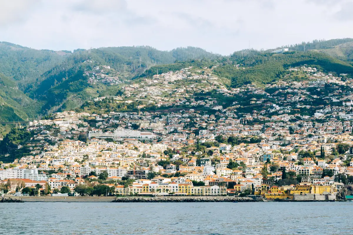 Baía do Funchal e o anfiteatro de casas na Madeira