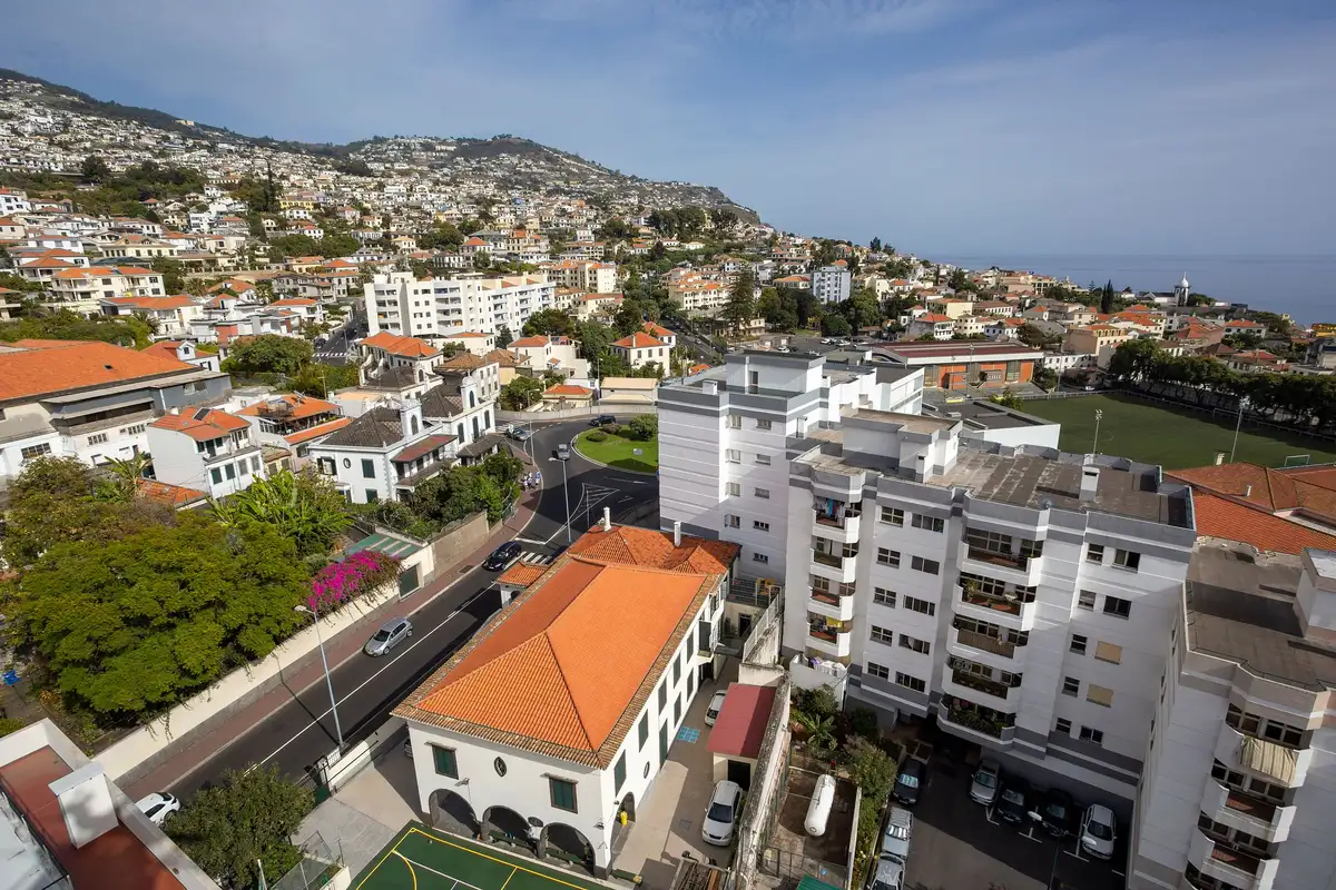 Casario e encostas do Funchal junto ao Atlântico