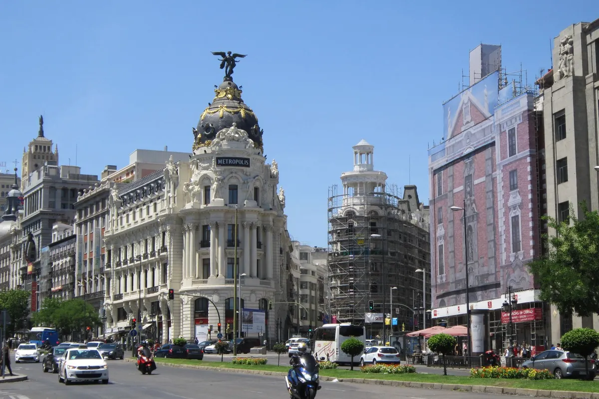 Gran Vía y edificio Metrópolis en Madrid, zona para alojarse en la Nochevieja