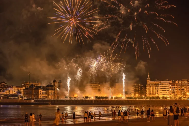 Fogos de artifício sobre a orla na virada do ano