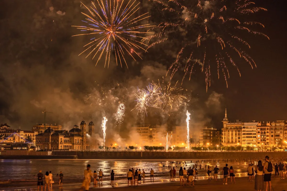 Fogos de artifício sobre a orla na virada do ano
