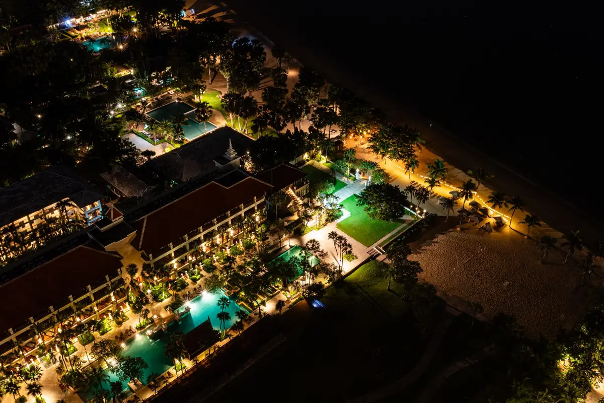 Resort à beira-mar iluminado à noite em Maragogi