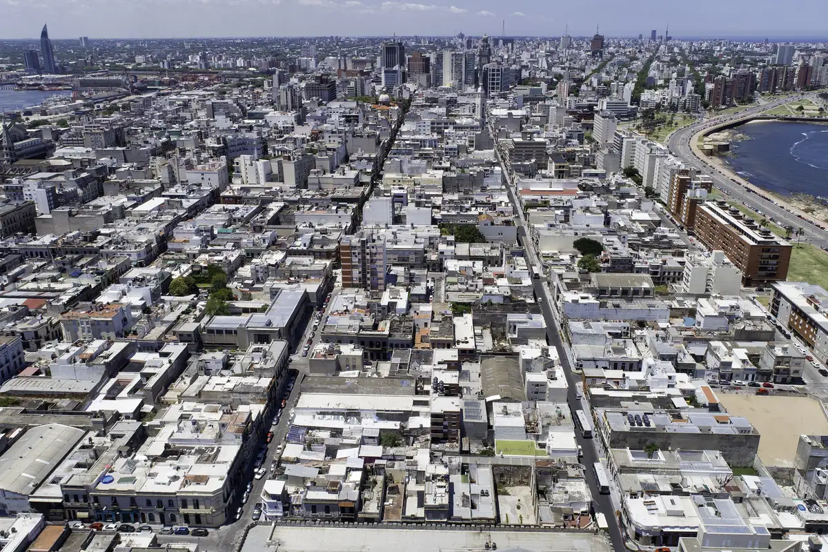 Vista aérea de la Ciudad Vieja de Montevideo, barrio recomendado para el viaje de nochevieja