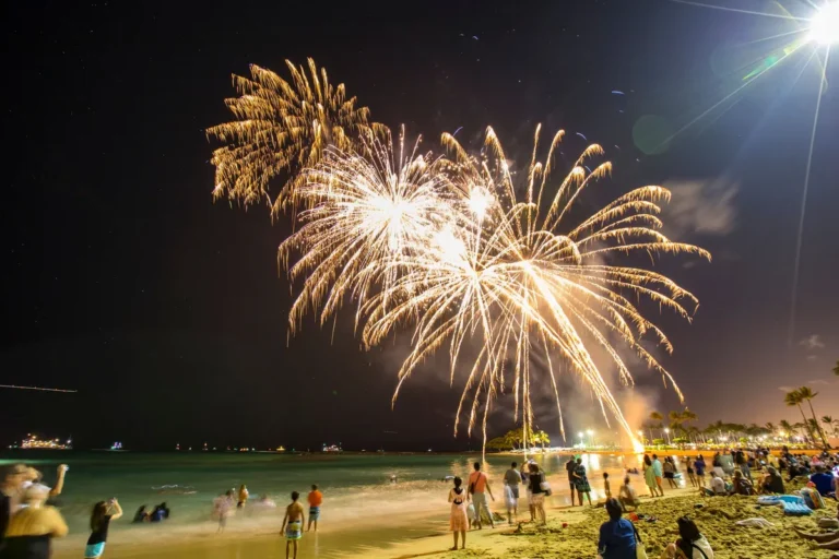 Queima de fogos vista da praia durante a virada de ano
