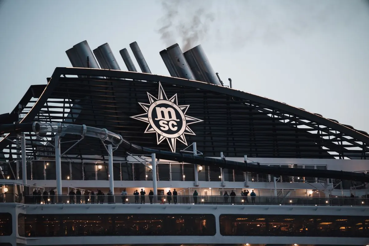 Deck do MSC Splendida iluminado ao entardecer durante cruzeiro no litoral brasileiro
