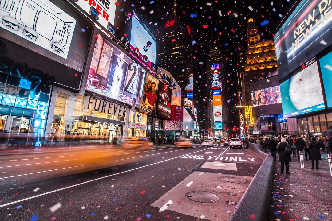 Representação editorial por IA da Times Square em clima de Ano Novo