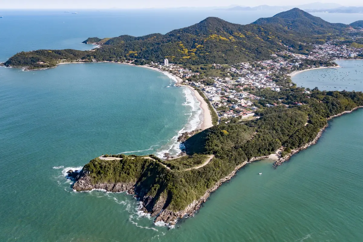Costa de Penha, com praias e pontas rochosas