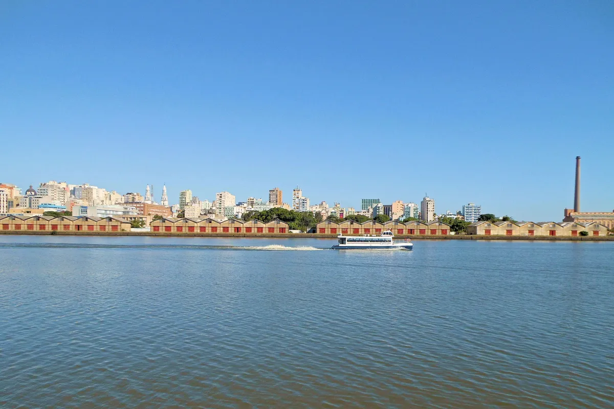 Cais Mauá e Gasômetro na paisagem de Porto Alegre vista do Guaíba