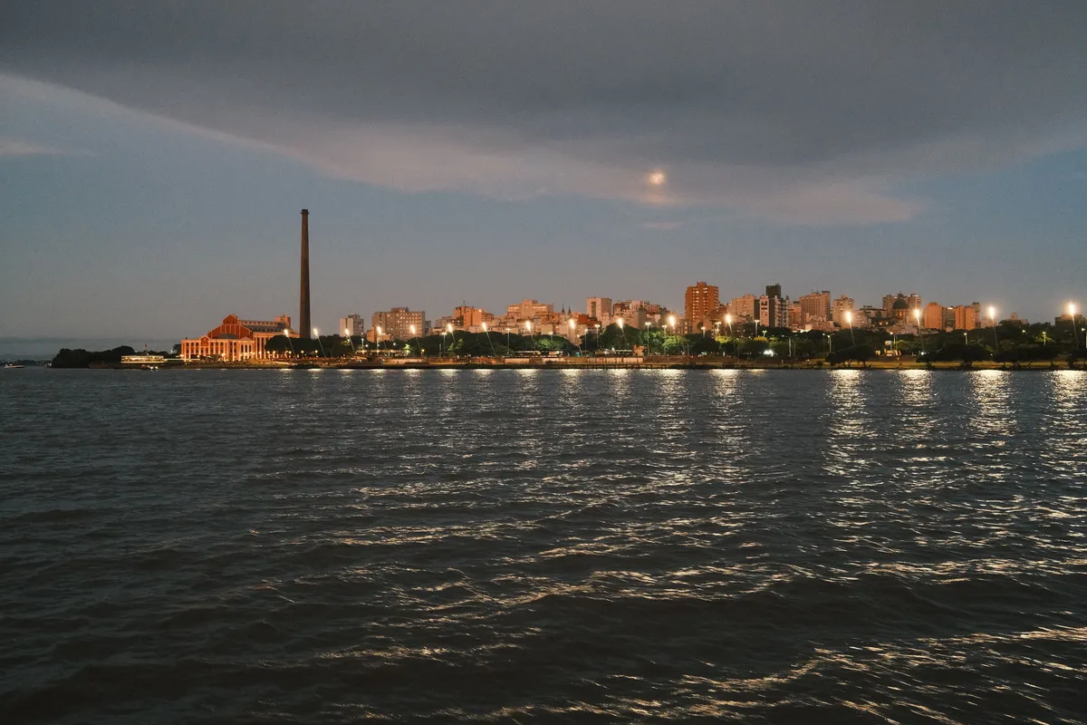 Usina do Gasômetro e orla de Porto Alegre ao entardecer