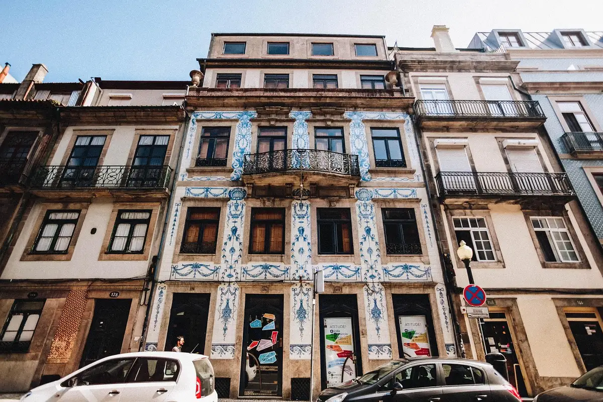 Fachadas com azulejos no Porto, Portugal