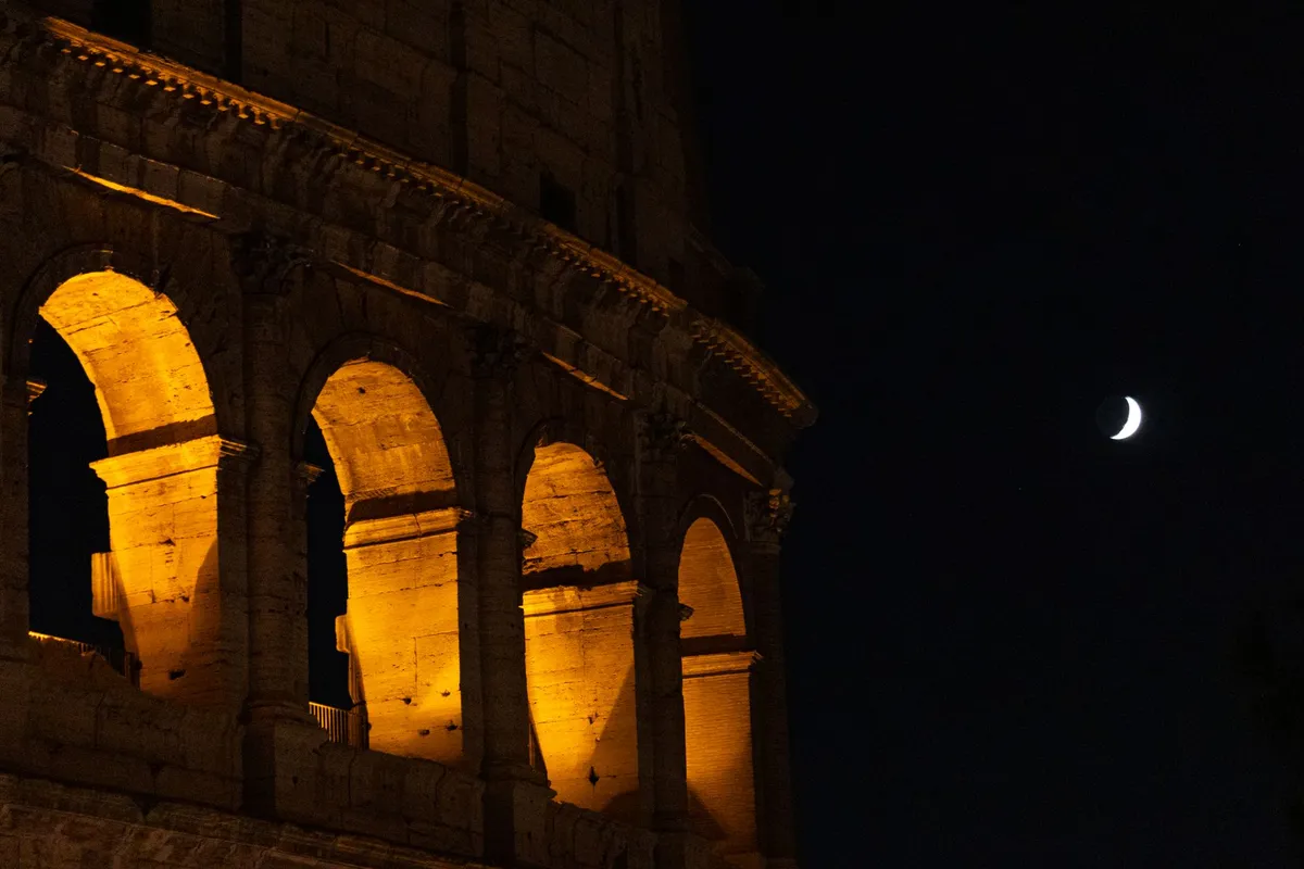 Coliseu de Roma iluminado à noite