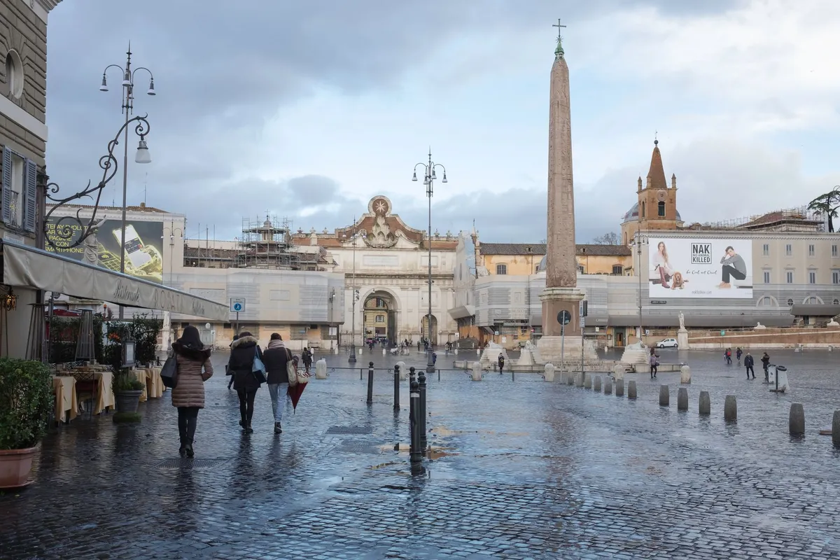 Vista de Piazza del Popolo em Roma com obelisco central