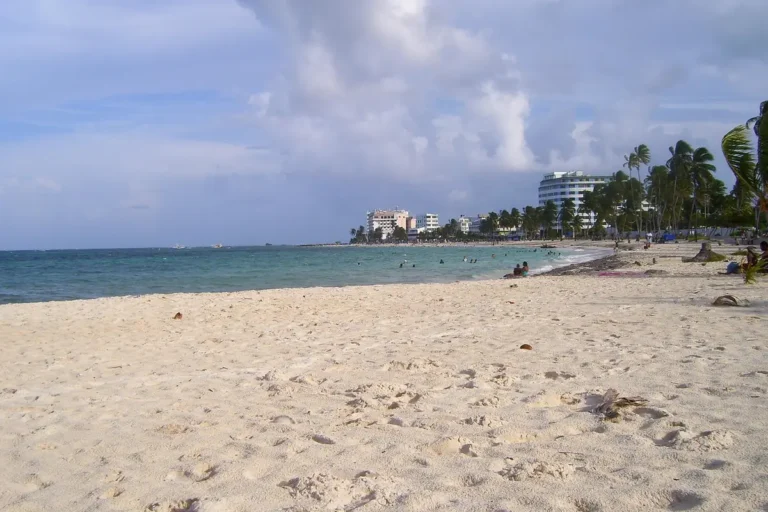 Praia e mar de San Andrés, Colômbia, destino de réveillon