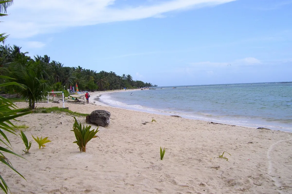Praia e faixa de areia em San Andrés, Colômbia