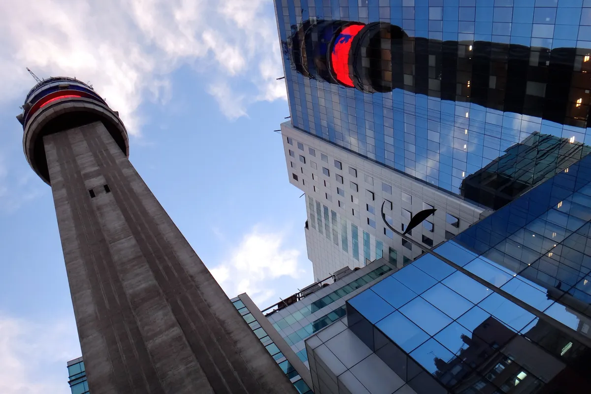 Torre Entel vista desde la calle en Santiago, referencia de la fiesta pública de un Fin de Año anterior