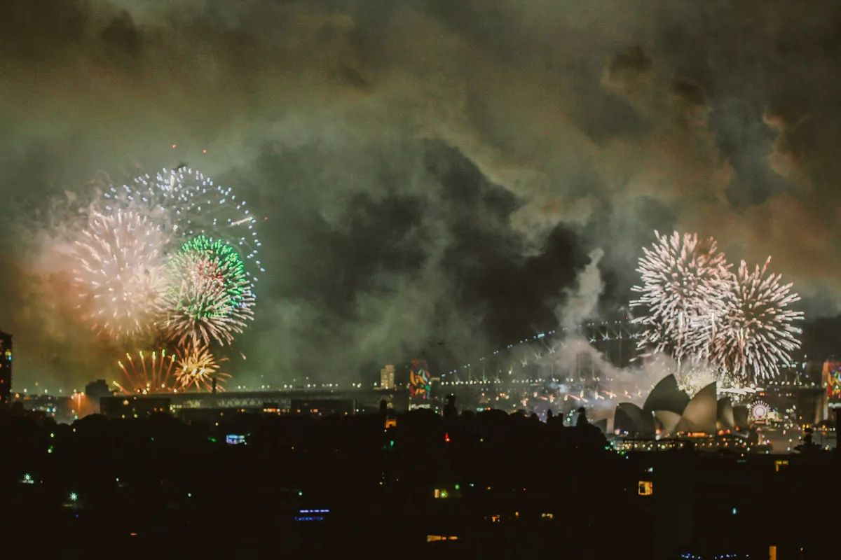 Céu de Sydney iluminado por fogos de artifício vistos da orla da cidade na virada