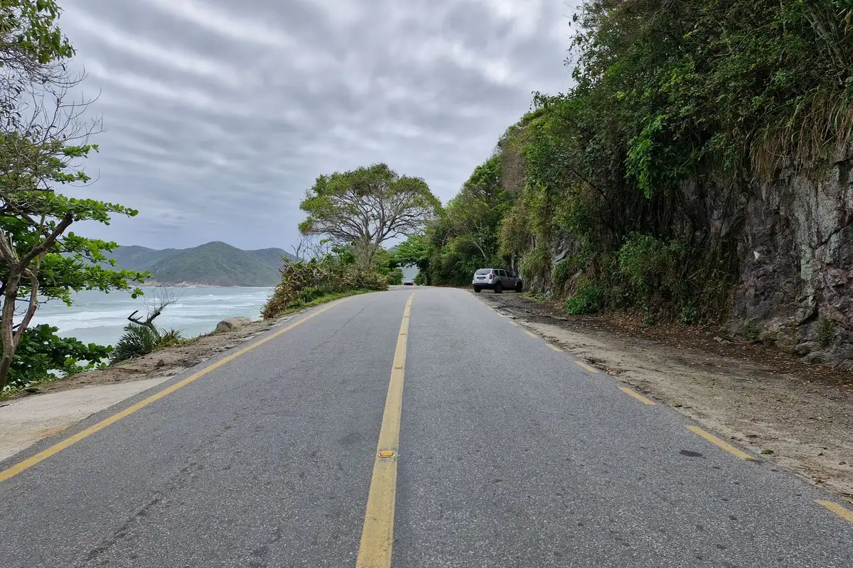 Estrada costeira com vista para o mar no litoral brasileiro
