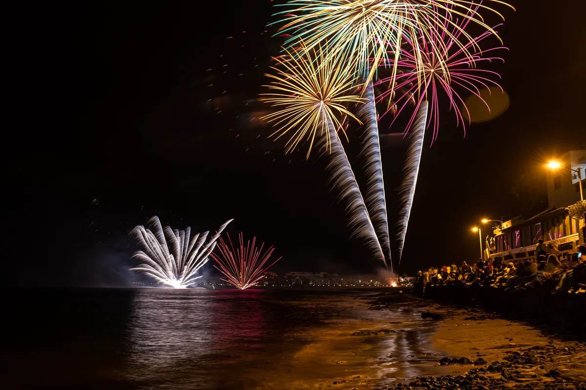 Queima de fogos na praia durante o réveillon em Ubatuba