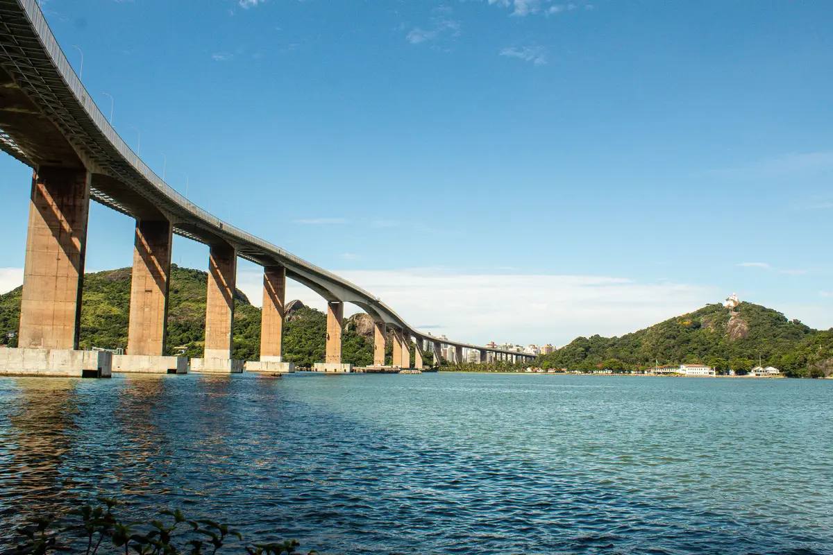 Terceira Ponte e Convento da Penha na paisagem da Grande Vitória