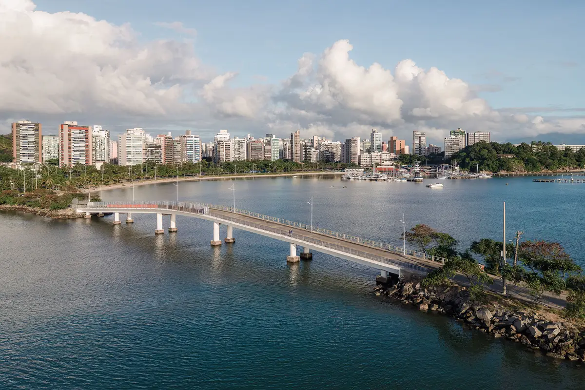Paisagem urbana de Vitória junto à baía, com ponte e marina