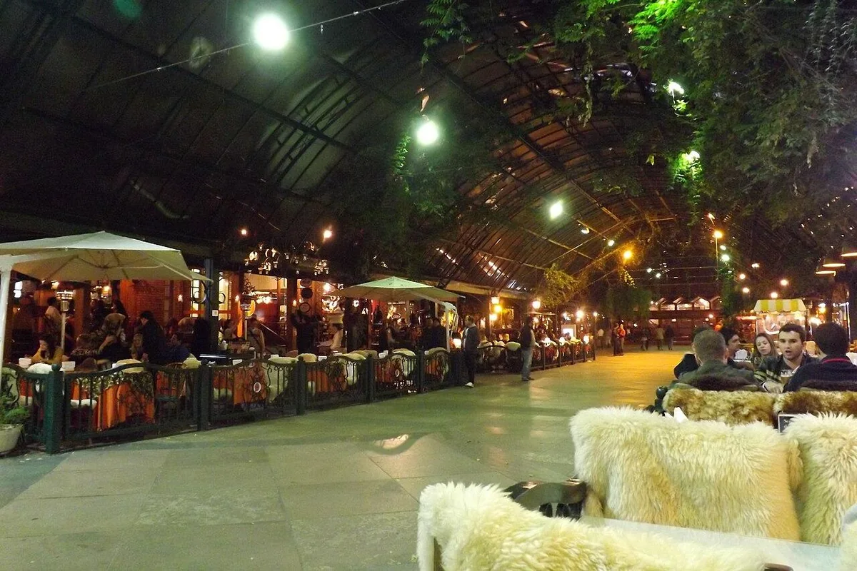 Rua Coberta em Gramado, com mesas e restaurantes à noite