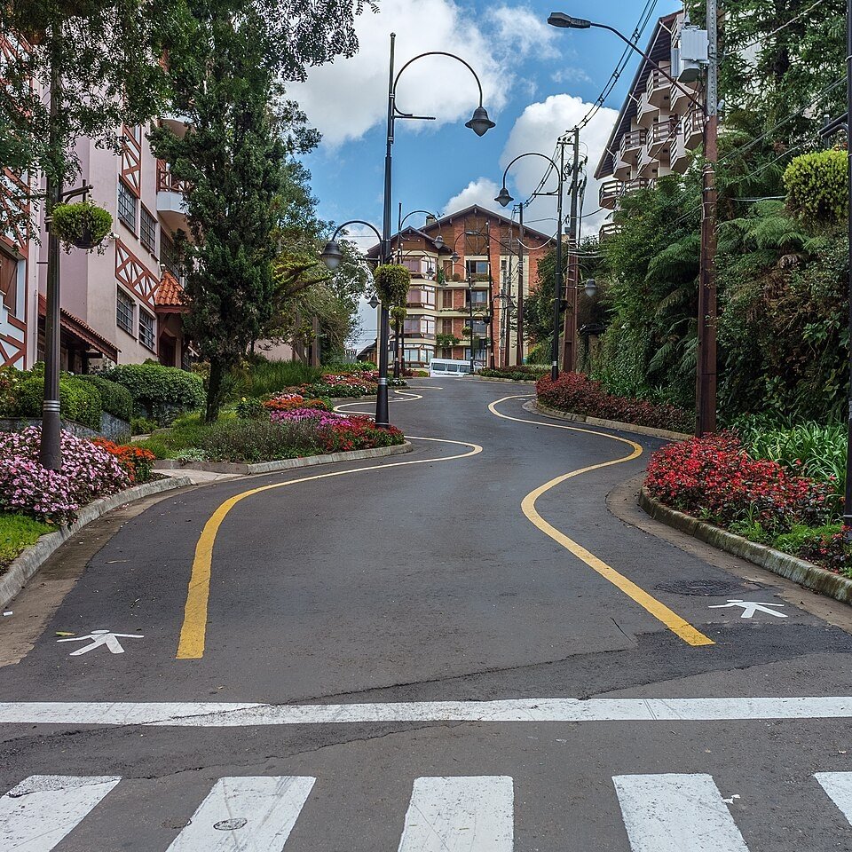 Curvas da Rua Torta de Gramado com canteiros e postes