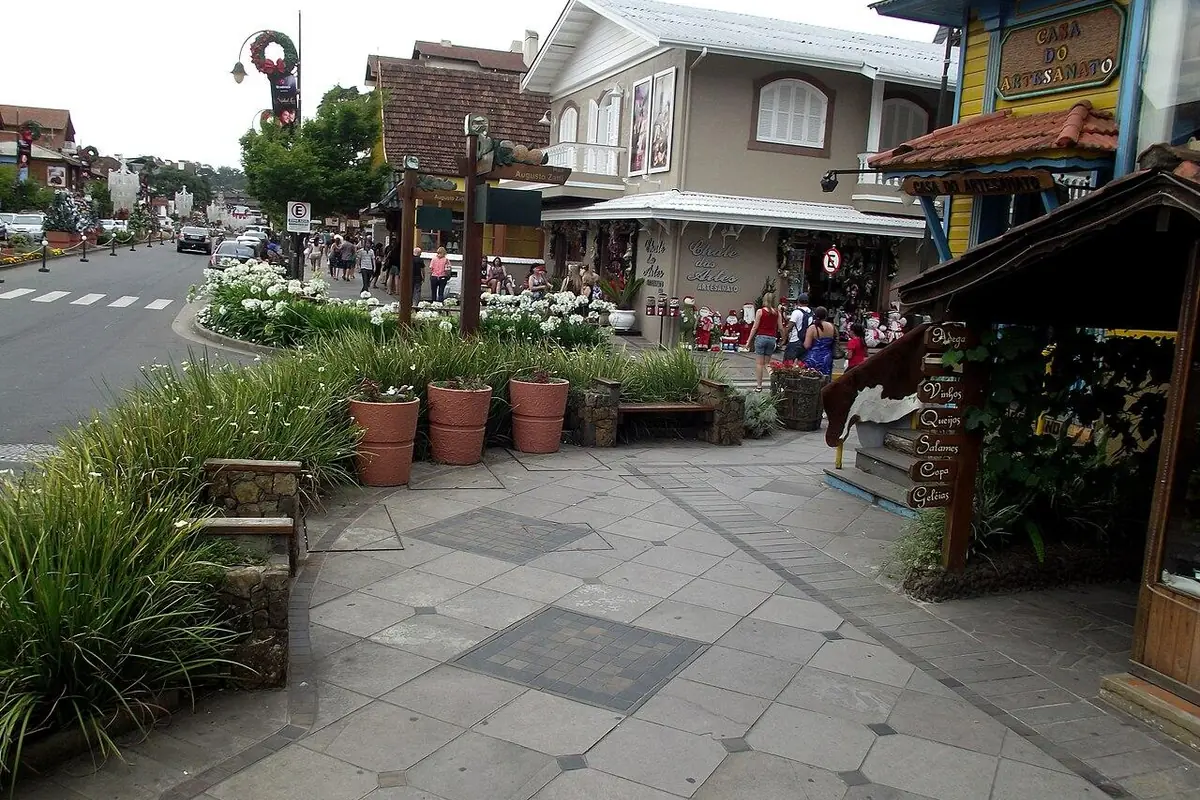Calçada e fachadas no centro de Gramado