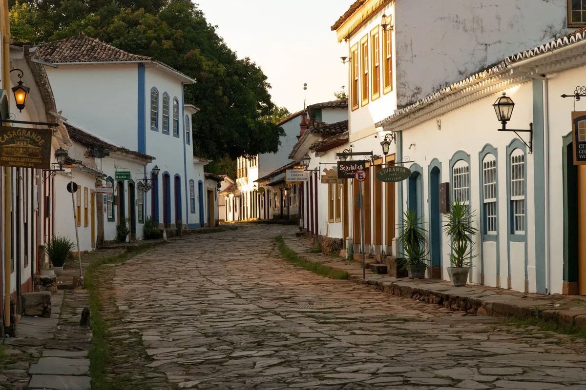 Rua de pedra e casario colonial no centro histórico de Alcântara
