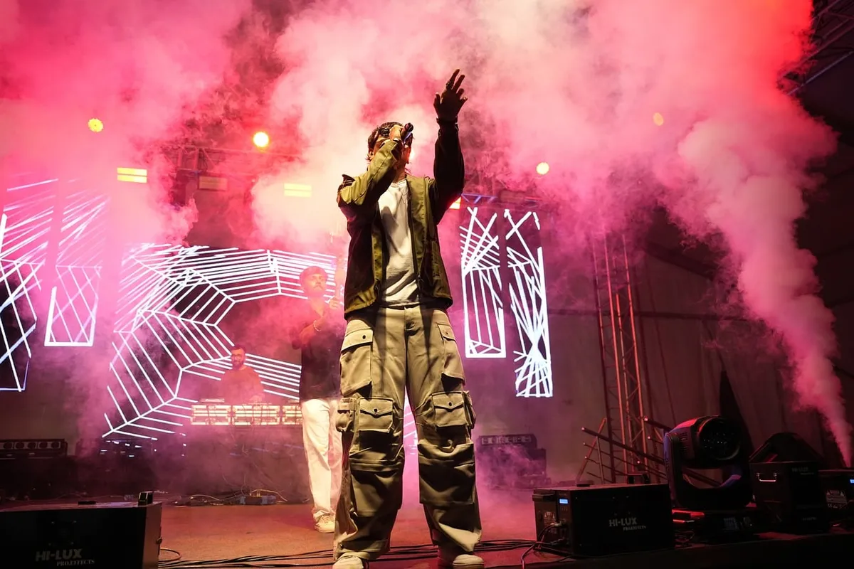 Cantor em apresentação no palco; imagem ilustrativa de evento musical