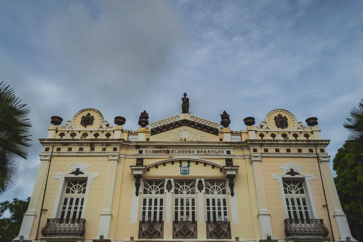 Fachada histórica de teatro em São Luís Maranhão
